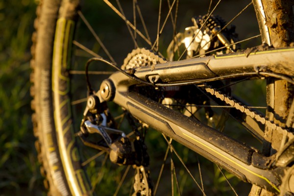 Coté dérailleur ici monté en patte direct mount dispo en option