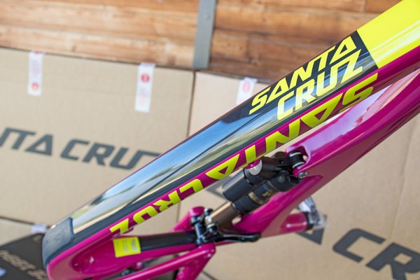 finition santa cruz Bronson 2 2016 calimoxto rose magenta cadre carbone CC